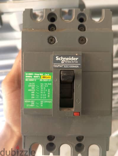 قواطع كهرباء Schneider