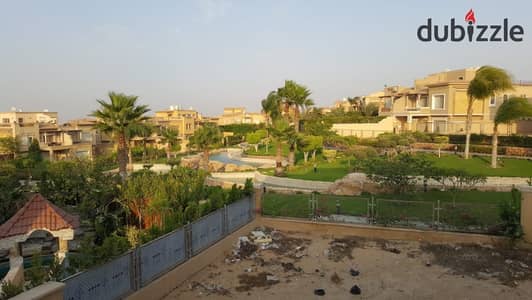 توين هاوس للبيع في كمبوند ميدوز بارك | 428م أرض – 327م مباني | نصف تشطيب | فيو مباشر على البحيرة 19 مليون كاش فقط