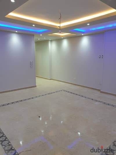 Apartment for rent in Zahraa El Maadi, Heart of Zahraa El Maadi, next to the Fifty Mall. Area 160m, consisting of 3 rooms, reception, kitchen, 2 bathrooms, 8th floor, there is an elevator, finishing.
