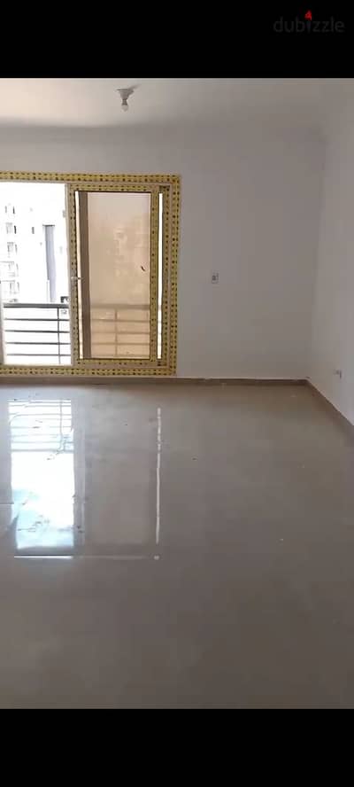 شقة للايجار فاضي  بالسخانات في كومباوند جنة أكتوبر