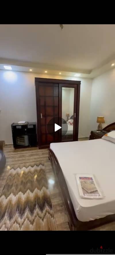 شقه مفروشه للايجار في ارقي اماكن المعراج والزهراء شارع كارفور الرئيسي فيو مفتوح الشقه اماميه  الفرش فندقي  مكيفه بالكامل  الموقع متميز للغايه  بجوار كافه الخدمات والمولات بجوارك كارفور ومول الخمسين واسترب مول  موقع متميز جدا وحيوي  وخدمات 24ساعه  يوجد غاز