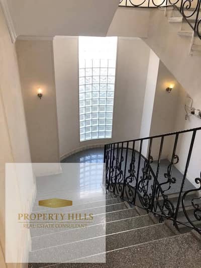 A villa with palace-like space at the lowest price in Cleopatra Palace, ready for immediate occupancy upon signing the contract. You can visit and view it starting today.