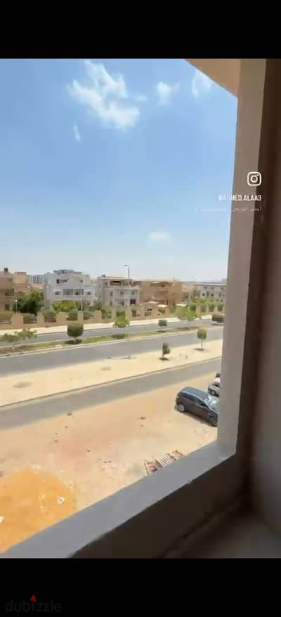 For sale in a prime location overlooking the Yasmeen Compound in Sheikh Zayed, a 220-meter apartment with 3 bedrooms and 3 bathrooms, ultra-super lux, large rooms, special view, elevator, first residence, and first balcony.