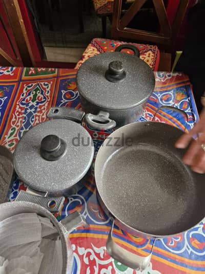 حلل وطاسات وصواني