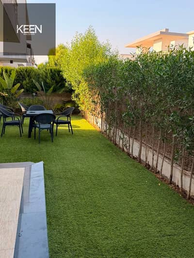 شقة أرضي بجاردن للبيع في تاج سيتي | متشطبة بالكامل | بالمطبخ والتكييفات | عمارة فيلا