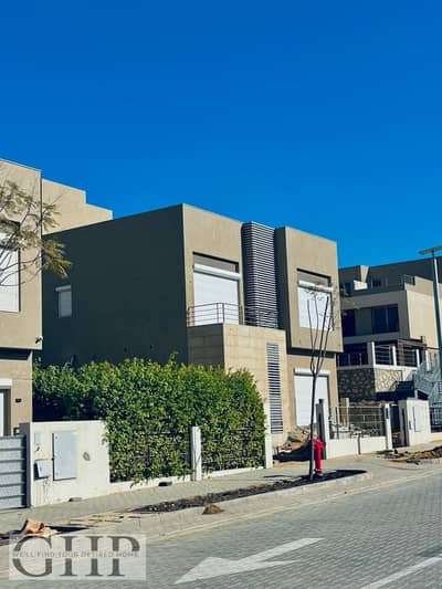 فيلا 4 غرف نوم بموقع مميز جدا للبيع في بالم هيلز التجمع الخامس جاهزة للاستلام الفوري Palm Hills New Cairo