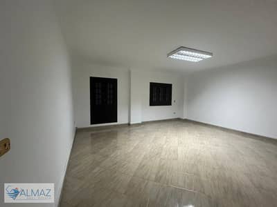 شقة فاضيه 200 متر للايجار بالمطبخ والتكييفات في الحي الثاني فيلات في التجمع الخامس بالقرب من شارع التسعين الشمالي