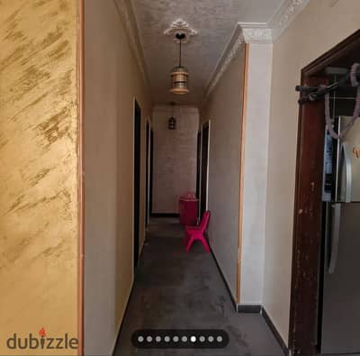 For sale, an apartment in Zahra Al-Maadi on Al-Khamsin Street, in front of a strip mall, 135 m, old loading.