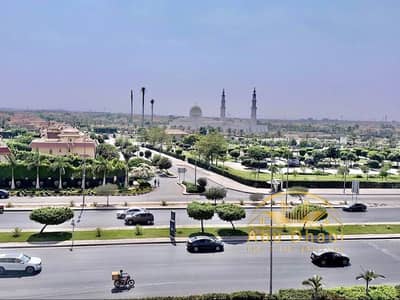 شـقـة 325 م للإيـجـار بـمـديـنـتـي B3 بـالـمـطـبـخ والـتـكـيـيـفـات ـ تـشطــيبــات خــاصــة بـالــكــامل إطـلالـة روعــة عـلـى الـنـادي والـفـيـلات،