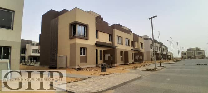 تاون هاوس بموقع مميز جدا للبيع في بالم هيلز التجمع الخامس بأعلى ارتفاع في الكومباوند Palm Hills New Cairo