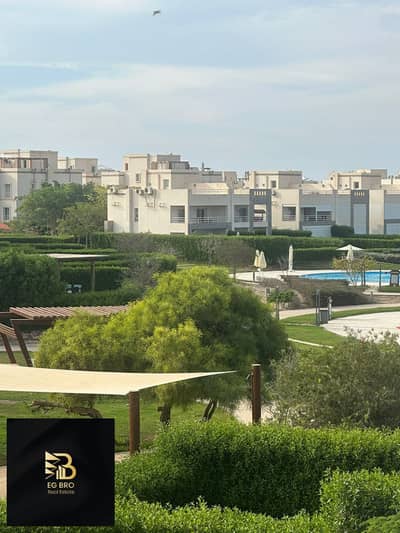 شاليه Penthouse ٣ غرف بالروف بـ Open View للبيع في امواج الساحل الشمالي