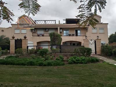 فيلا للبيع بمدينتى نموذج y تشطيبات خاصه تطل علي اوبن اير مول مساحه المباني 289 متر ومساحه الارض 607 متر