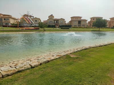 Villa Model C for sale with a view of the lakes, excellent location, fantastic view over a wide garden. Villa Model C for sale with a view of the lakes, excellent location, fantastic view over a wide garden.