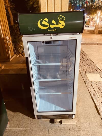 كاونتر خشب وتلاجة عرض