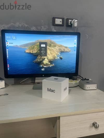 ماك ميني M4 معاه شاشة ابل وماجيك كيبورد