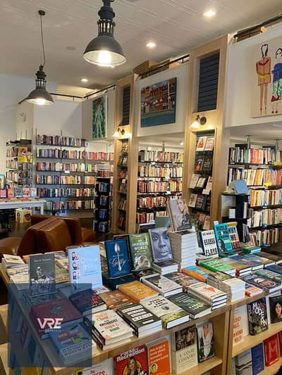Direct from the owner: Immediate occupancy with only a 60% down payment. A 61-square-meter shop suitable for all types of businesses or offices is ava