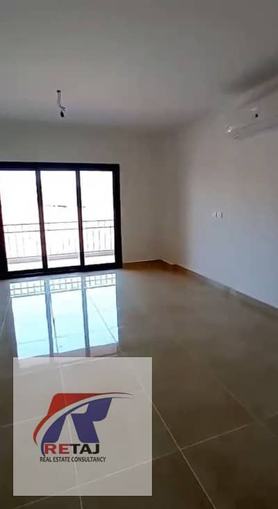 شقة الترا مميزه للإيجار بالمطبخ والتكييفات في فيفث سكوير المراسم التجمع الخامس