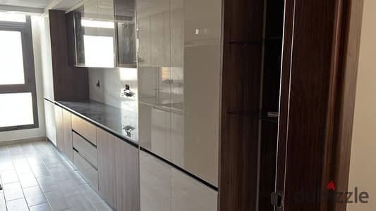 شقة Ready to Move للإيجار في Aura - Cairo Festival City بمساحة 218 متر | 3 Bedrooms + Nanny Room | Central AC | Parking | مطبخ مجهز بالكامل