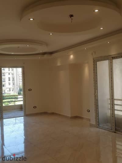 شقة للإيجار  185م بكمبوند ذا سكوير، 3 غرف منهم ماستر و دريسنج روم فيو بحيرات ولاندسكيب، مطبخ مجهز و2 شفاط