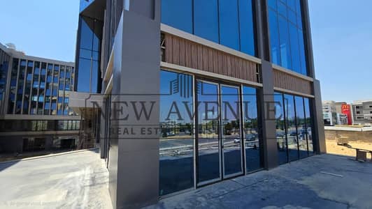 محل بمساحة خارجية  للايجارعلي الشارع الرئيسي مباشر في جولدن سكوير التجمع الخامس Golden Square New Cairo