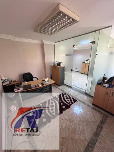 A prime opportunity for offices and companies in a modern tower: a 5-room office for rent in the Golden Square, near Abu Dawood Al-Zahiri Street. A prime opportunity for offices and companies in a modern tower: a 5-room office for rent in the Golden Square, near Abu Dawood Al-Zahiri Street.