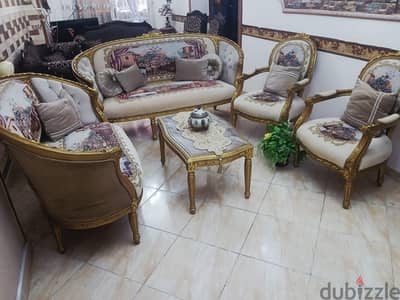 صالون مدهب للبيع بحاله جيده