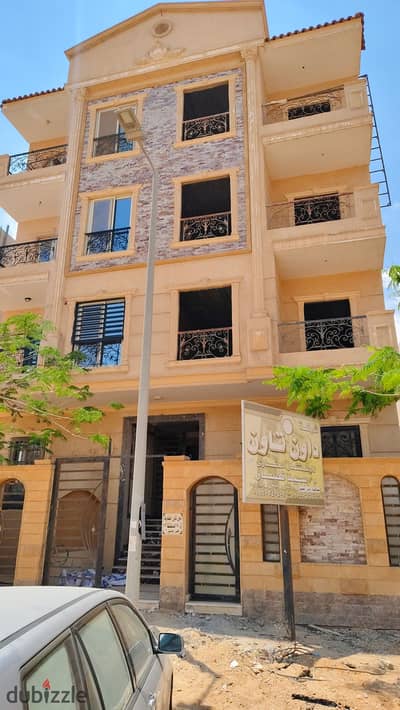 شقة بتراس كبير بحرية تطل علي الحزام الاخضر و كومباوند الشرطة مباشرة