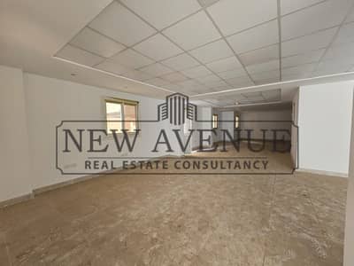 Showroom Fully fInished For Rent in Very Prime Location Sheraton