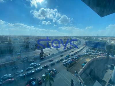 مكتب إداري 800م للإيجار مباشرة على شارع التسعين الجنوبي | موقع مميز