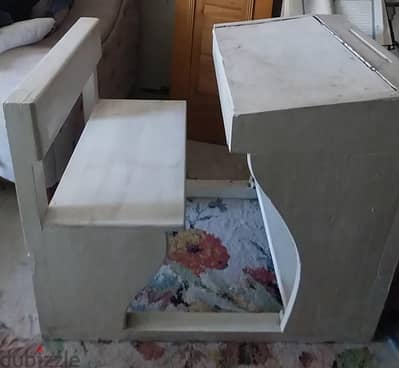 ديسك خشبي للطلاب
