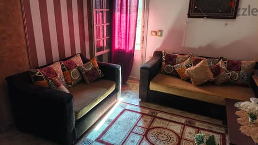 للبيع طقم انتريه عملي وألوانه مبهجة بحالة ممتازة الشيخ زايد