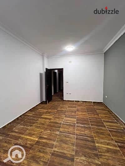 Apartment 100 m for sale, super lux finishing, all amenities available: water, electricity, and natural gas. 2 bedrooms, reception with two pieces, kitchen, bathroom, 5th floor above, very comfortable stairs in Alexandria, Al-Montazah, in the 21-kilometer square on Aleppo-Matroh main street, in a very distinguished location.