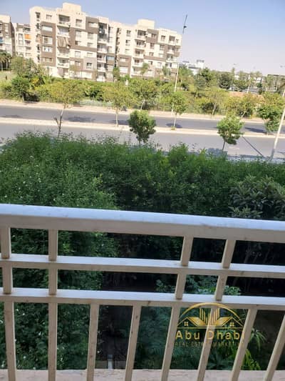 شقة 96 م للايجارالفاضى بمدينتى B11  فيها بعض التشطيبات الخاصه  خطوات للكرفت زون ومول الايست هب   فيو مفتوح على شارع مجرى السيل