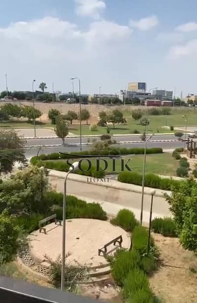 شقة سوبر لوكس على الحزام الاخضر ومحور العبور الرئيسي بالحي السادس السبع عمارات كاملة المرافق