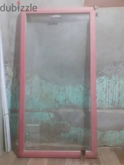 باب ثلاجة عرض كوكا كولا