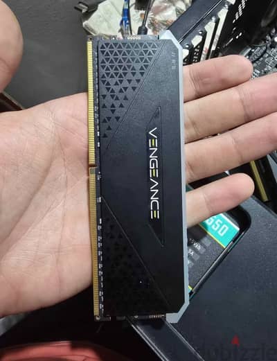 رام 64جيجا 2×32 ddr4 استعمال سنه وشهرين تقريبا
