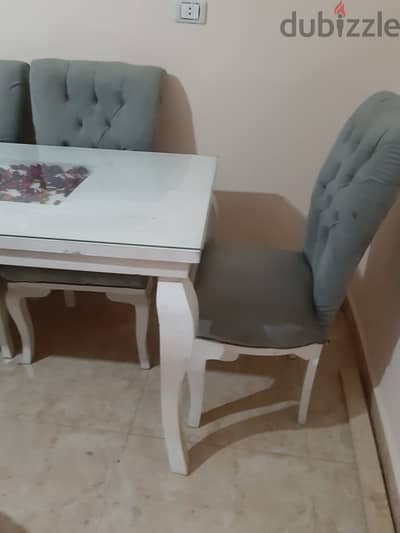 سفرة خشب + ٦ كراسي منجد بحالة ممتازة سليمة