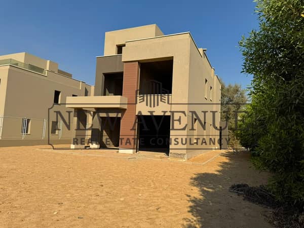 فيلا مستقلة للبيع في بالم هيلز قطامية إكستنشن Palm Hills Katameya Extension PK2 فى موقع متميز فيو واسعة على المساحات الخضراء و حمام سباحة استلام فورى