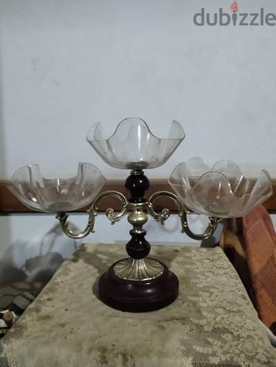 شيالة حلويات مع طبق فاكهة سيلفر في خشب ورد