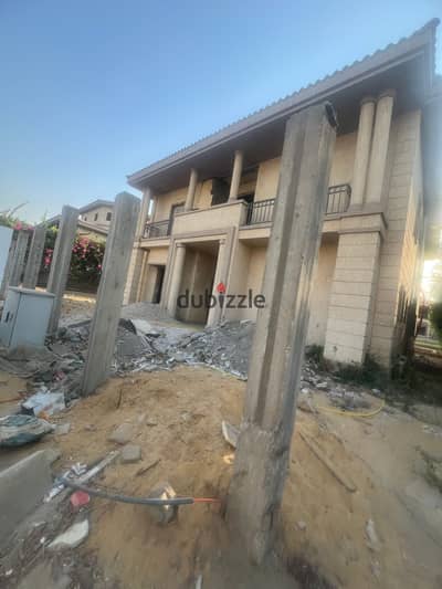فيلا للبيع داخل الرحاب نموذج O بدون تشطيب بها تاسيس محاره وكهرباء وحمام سباحه وبدروم 80m علي اجمل فيو وبسعر تنافسي