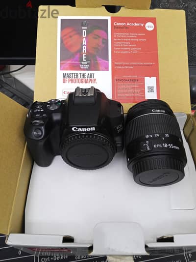 Canon 250d نضيفة جدا بالعدسة و البطارية