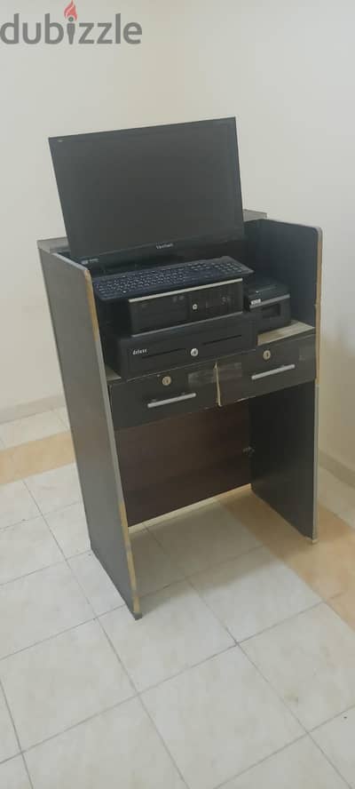 كاشير مع طاولة كمبيوتر