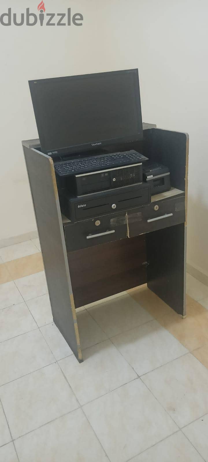 كاشير مع طاولة كمبيوتر