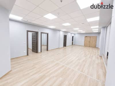 Administrative office for rent, 200 square meters, fully finished and fully air-conditioned, in a prime location in the Fifth Settlement