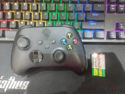 دراع xbox series s/x مع بطاريات قابله للسحن دراع xbox series s/x مع بطاريات قابله للسحن