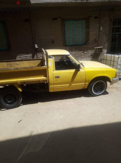 نيسان داتسون 1982