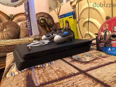 بلستيشن ٤سليم للبيع مع اتنين دراع واسطوانتين