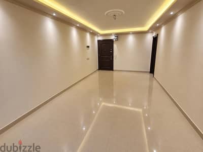 شقة فاخرة خطوات من فوزى معاذ