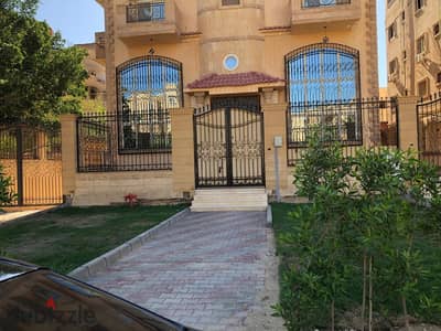 دوبلكس للإيجار بموقع مميز في المستثمرين الشماليين التجمع الاول أمام سوديك قطامية بلازا بالقرب من مكسيم مول