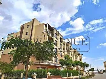 شقة ٣ غرف  بموقع مميز تطل على حديقة و افضل سعر فى السوق فى   District 5 marakez نصف تشطيب